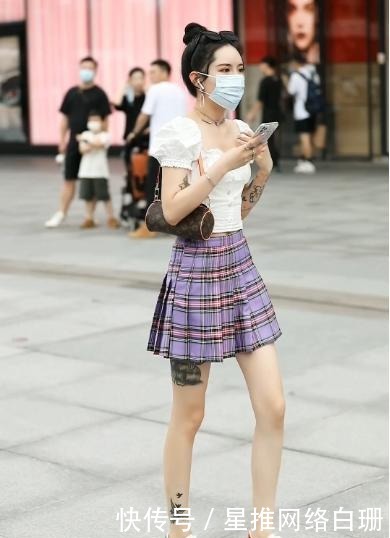 十足|白色T恤搭配紫色格裙,优雅端庄,少女感十足