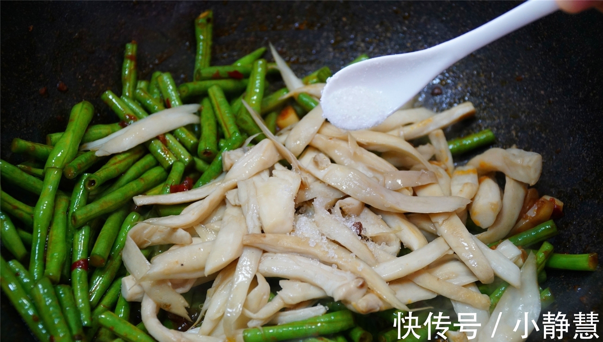 晒晒下班后的晚餐,3个菜不到10元,媳妇说你做素菜比肉菜还香