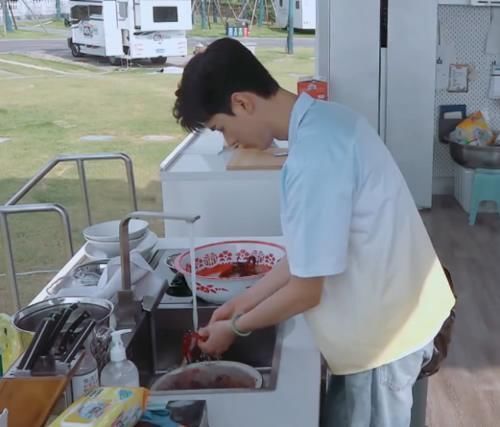 《中餐廳》一盤小龍蝦賣199,龔俊說出數(shù)量令觀眾傻眼,網(wǎng)友:吃不起