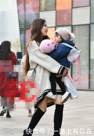 路人街拍,小姐姐妩媚又有点小性感,身姿也很优美,看着更是吸睛