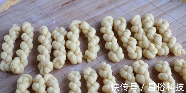 自制传统小麻花，扭一扭炸一炸，香甜酥脆不用花钱买