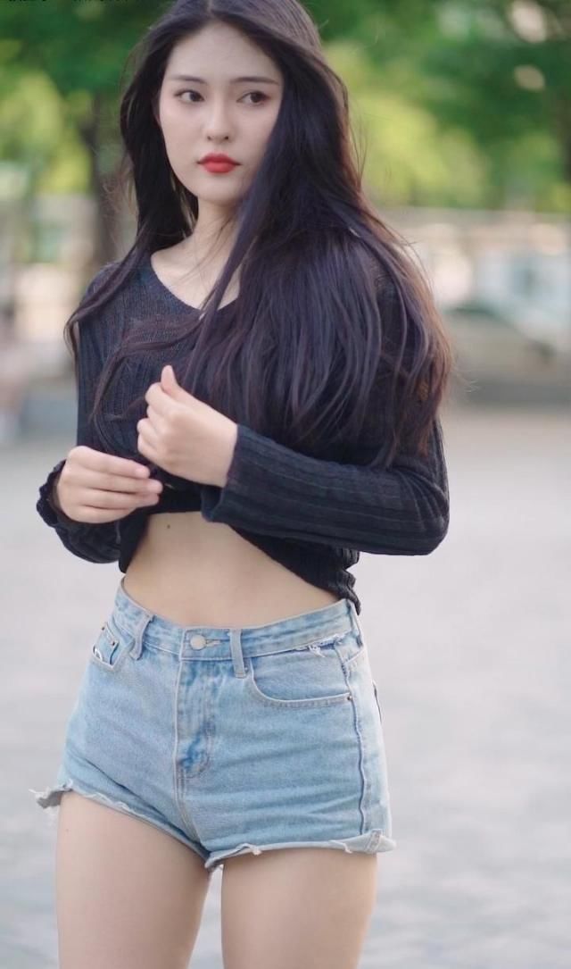 与众不同|街拍身穿透视外套的小姐姐,心机搭配超短裤,秀出迷人大长腿