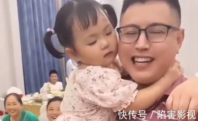 四川|四川一萌娃吃饭认错爸爸抱着不放,还上演贴脸“歪头杀”,太可爱