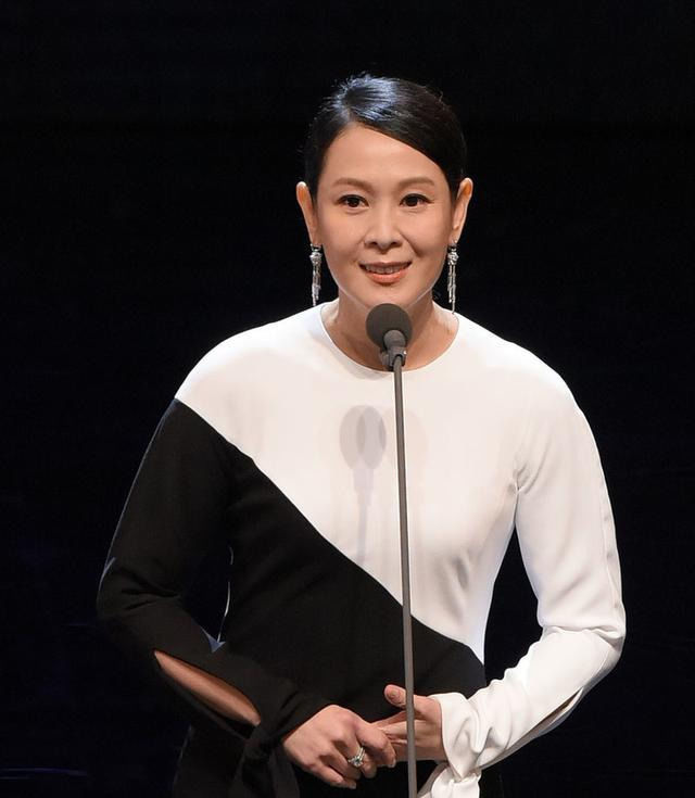 阔腿裤|别再穿“大妈衫”了,女人到了中年穿衣更要讲究,这么穿魅力翻倍