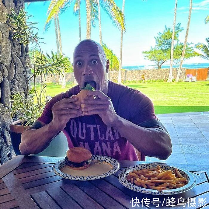 28个巨石强森的菜单，满满一桌子太能吃，还边吃边看电影太享受