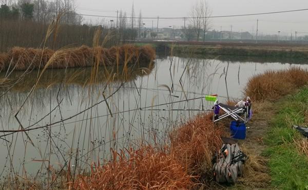 冬季钓鱼,看准风向选时机,北风和南风,哪种风向鱼最好钓?