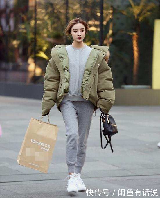 鲨鱼裤|羽绒服+阔腿裤过时了,现在流行搭配“鲨鱼裤”,上松下紧更时髦