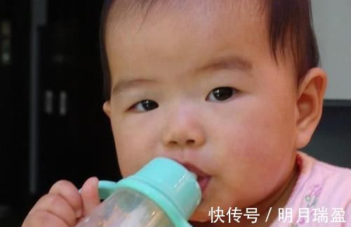 睡眠质量|4岁女孩因喝水进医院,儿科医生提醒,这3个时间段别给娃灌水