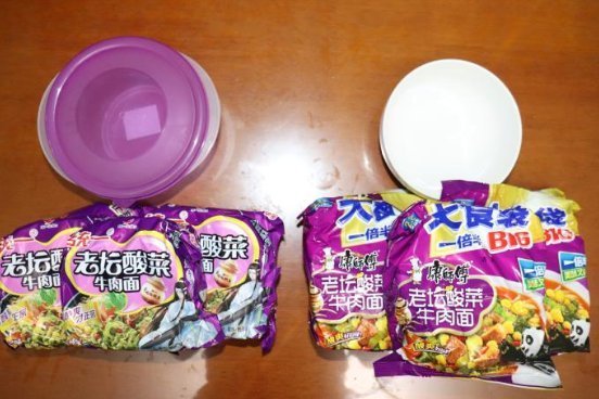泡面|同样2元的泡面,康师傅和统一对比食材,看清后,网友康师傅完胜