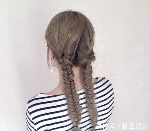 别总扎马尾辫了，现在最火的是“香蕉辫”扎发，明星们都在扎