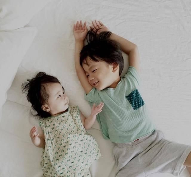 大宝|叫你要妹妹!叫你要妹妹!4岁哥哥哄妹妹哄得生无可恋,宝妈笑翻