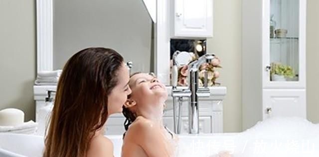 鬼马精灵|妈妈与4岁女儿洗澡时遭质问为什么你有“小翅膀”而我没有