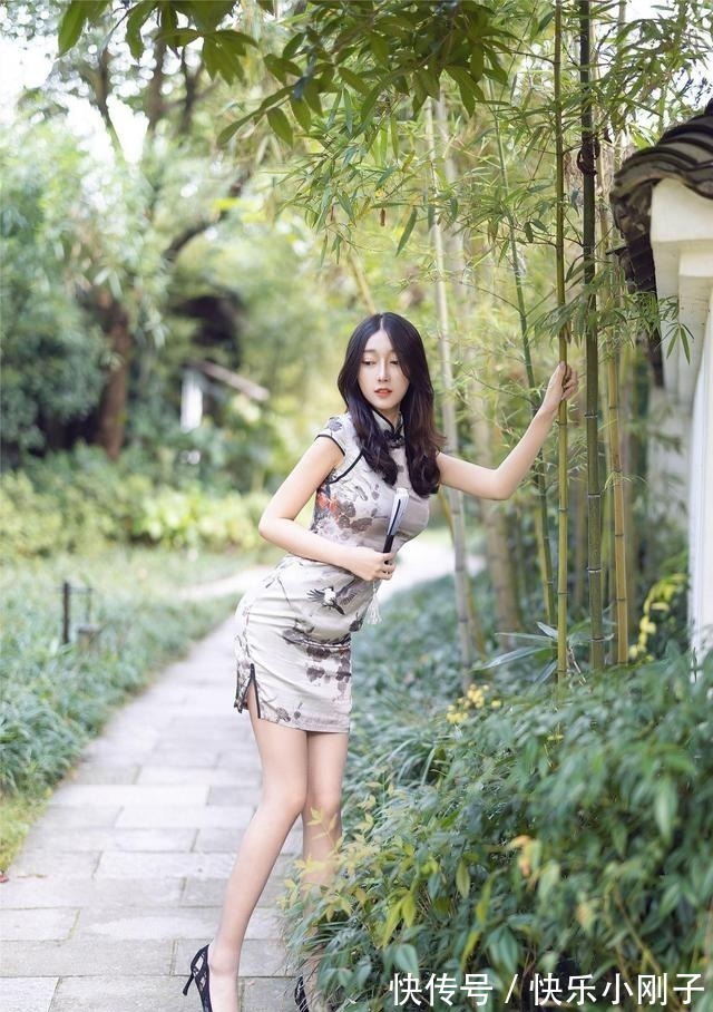 美女 美女一身花鸟修身旗袍,委婉动人又不失时尚气质!