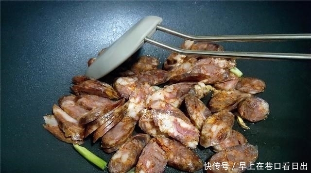 西芹别直接炒,下锅之前多做一步,口感细嫩幼滑,不输大饭店!