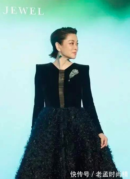 气质|毛阿敏越老气场越强,穿垫肩礼服飒气全开,一看就是不好惹的奶奶