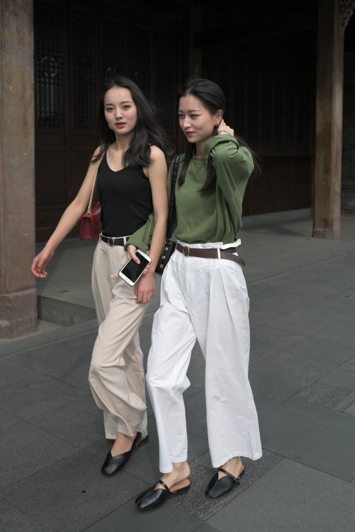 黑色|街拍:小姐姐身穿白色的吊带裙出行,青春又靓丽,阳光又时尚