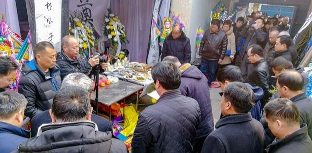 火葬将全面实施？北大教授建议恢复土葬：火葬是将人当成垃圾处理