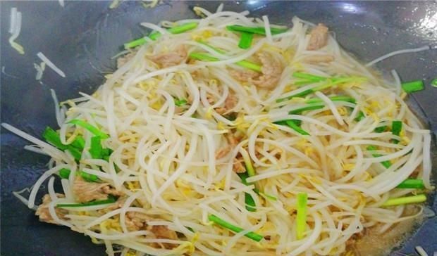 自己在家发的豆芽,这样简单一做,出锅太下饭,给红烧肉也不换