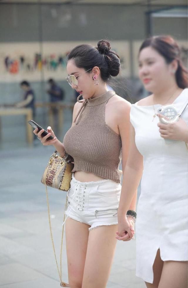 韵味|街拍丰腴的女神,高挑身姿凸显曼妙曲线,韵味十足