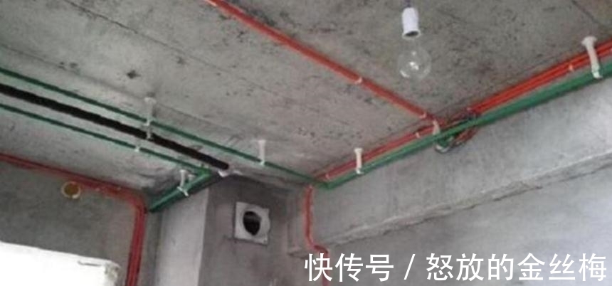 施工|业主说现在水电都是走顶的,不走地了,而师傅的反问很现实