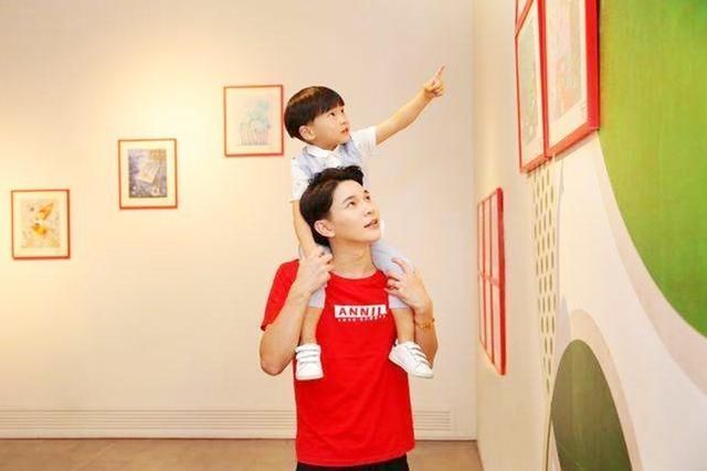 思维方式|当爸爸溜娃下雨时，“宝宝牌雨伞”就此诞生，宝妈看到彻底无语