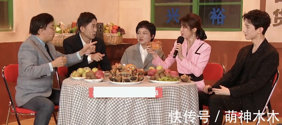 北京購(gòu)物晚會(huì)狀況多:白敬亭唾沫星子直飛,周海媚害怕升降臺(tái)嚇爬