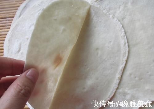 做法|春饼这样做又薄又软特好吃，按照这做法一锅烙两张，不开裂不发硬卷啥都很香