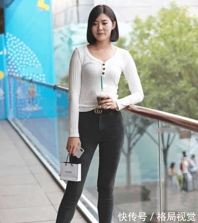 柳叶眉 依旧桃花面，频低柳叶眉，纯白针织衫配黑色牛仔裤的知性率真穿搭