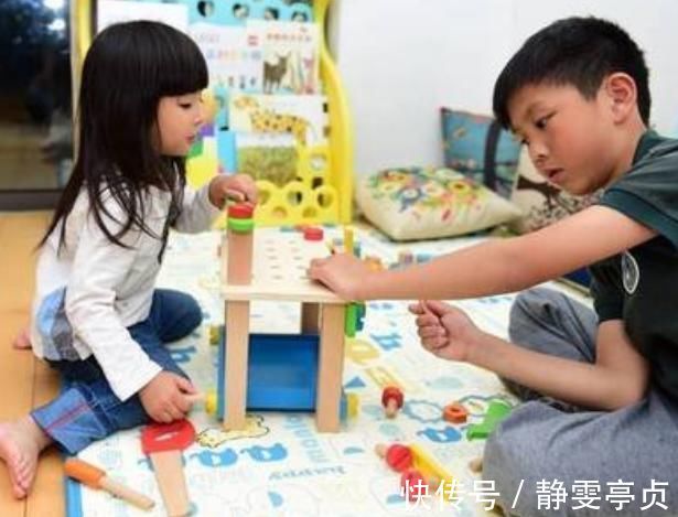 攀比|幼儿园圣诞互换礼物,儿子用千元文具换回廉价纸人,宝妈:亏死