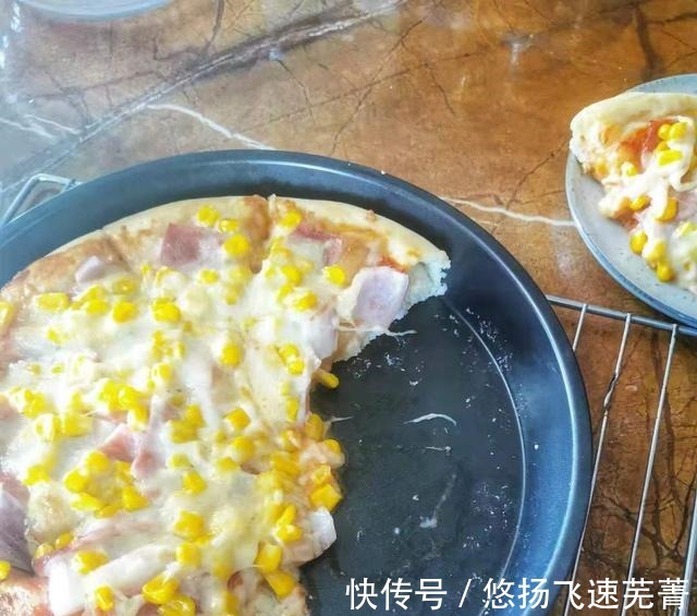 芝士|我的懒人披萨比外卖好吃,不要揉面机,分享手揉披萨饼的详细配方!