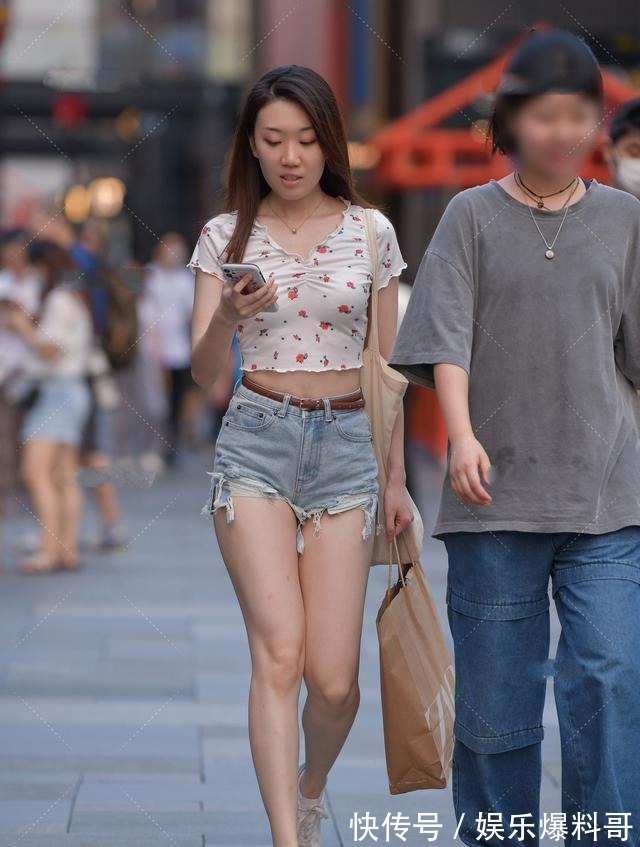 小姐姐 小玫瑰花印花上衣搭配破洞裤,性感俏皮,随性舒适!