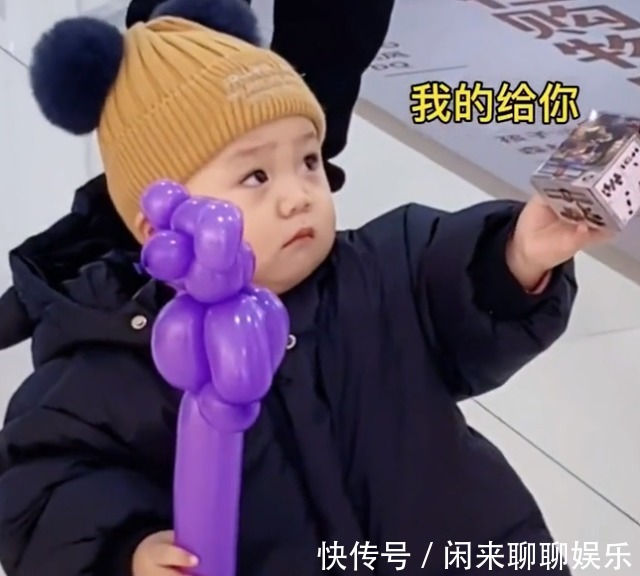 萌娃|天津萌娃收到商场人偶递来的气球,下一个举动网友直呼萌化了