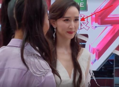 姐姐|李斯丹妮现身《姐姐》成帮唱,刚出场就获大批欢呼,唯有她翻白眼还无视