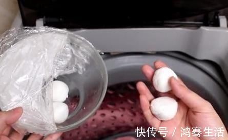 衣服越洗越黄，妈妈教我放2粒这东西，洗完衣服又白又新，贼干净