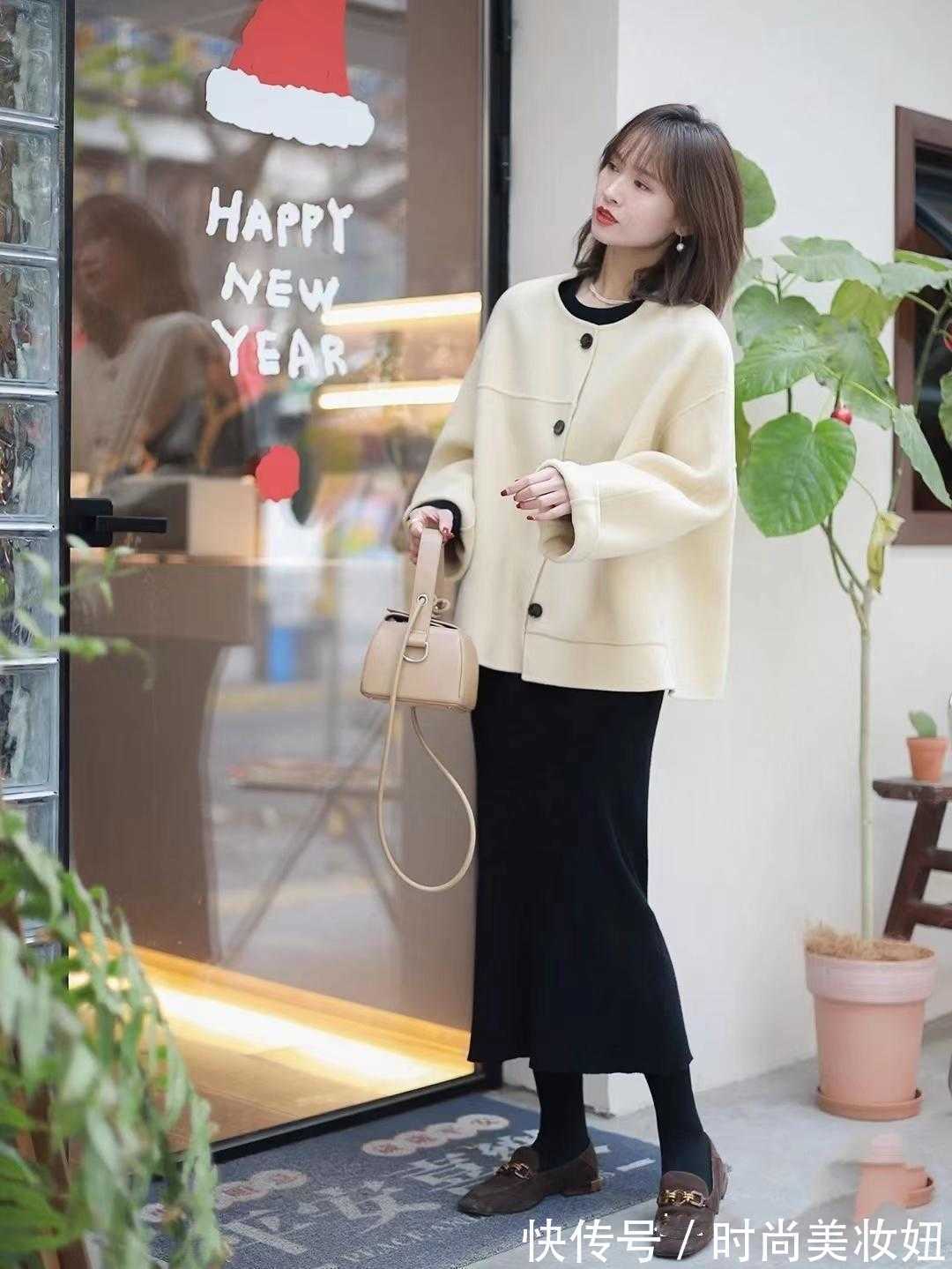 女生们|160的小个子,建议多穿“短外套+半身裙”,显高又提升气质