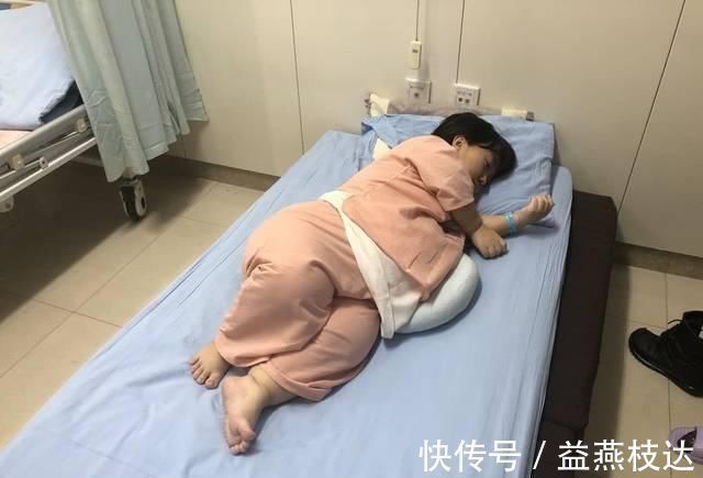 生娃|90厘米“袖珍”女孩拼命生娃,孩子出生后,全家却高兴不起来