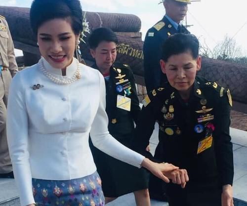 泰国贵妃娘娘好威风!下台阶都有宫女搀扶,比苏提达王后会享受