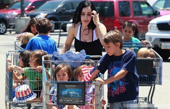 产子|宝妈生娃上瘾,10年里生下14个孩子,如今成为大众口中的“异类”