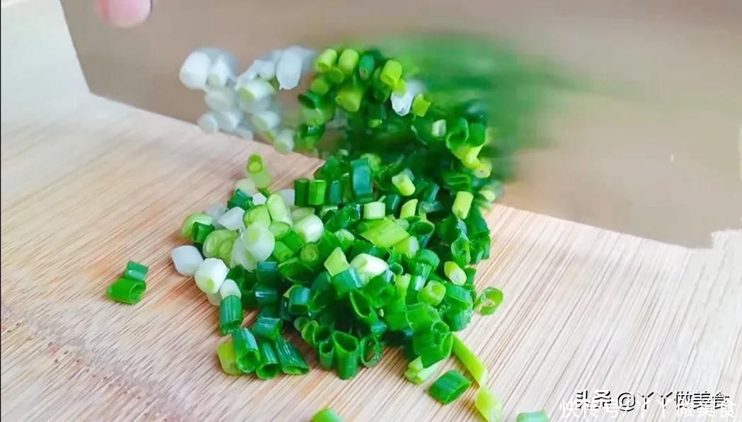 最近很火的鸡蛋做法，饭店卖45一盘，在家成本不到5元，真解馋