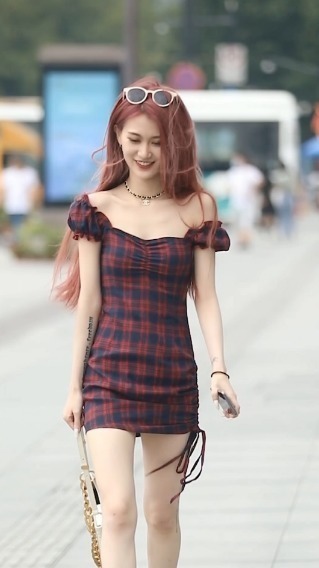 紫色格裙穿出气质美少女,仿若“仙女下凡”,抬头那瞬间美了