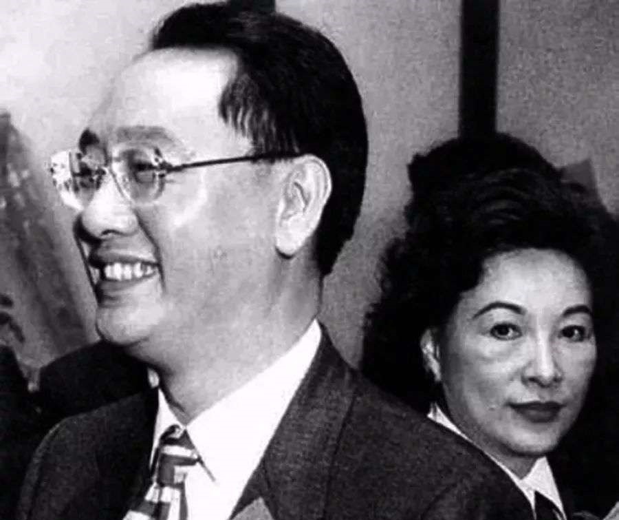 一品|农村穷小子,靠卖窗帘年赚5亿,却英年早逝,留下800套房产