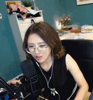 |搞笑GIF趣图:妹子你热我理解,但这个风扇有点小,吹的不够全面