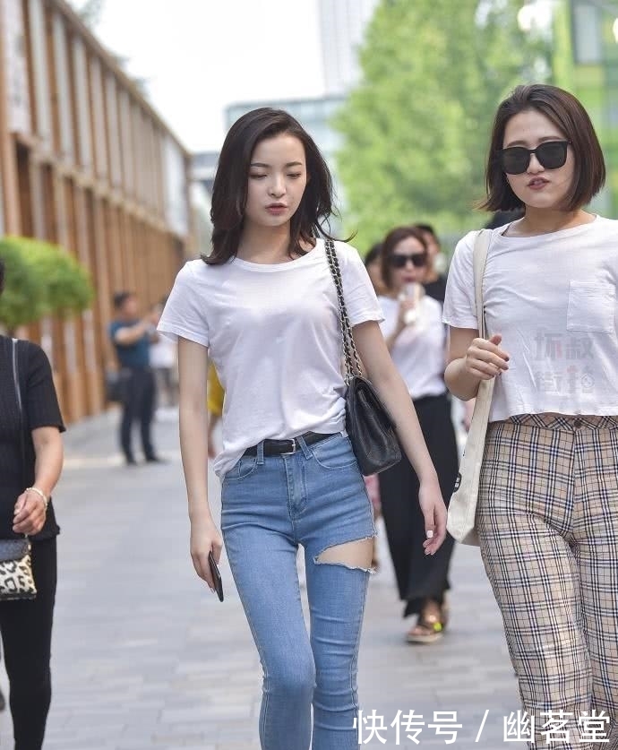 街拍:紧身牛仔裤简约时尚,小姐姐们都是行走的时尚