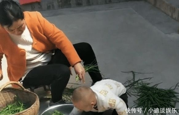 孩子|“会干的不干,不会干的抢着干!”2岁娃“帮倒忙”能力一流?