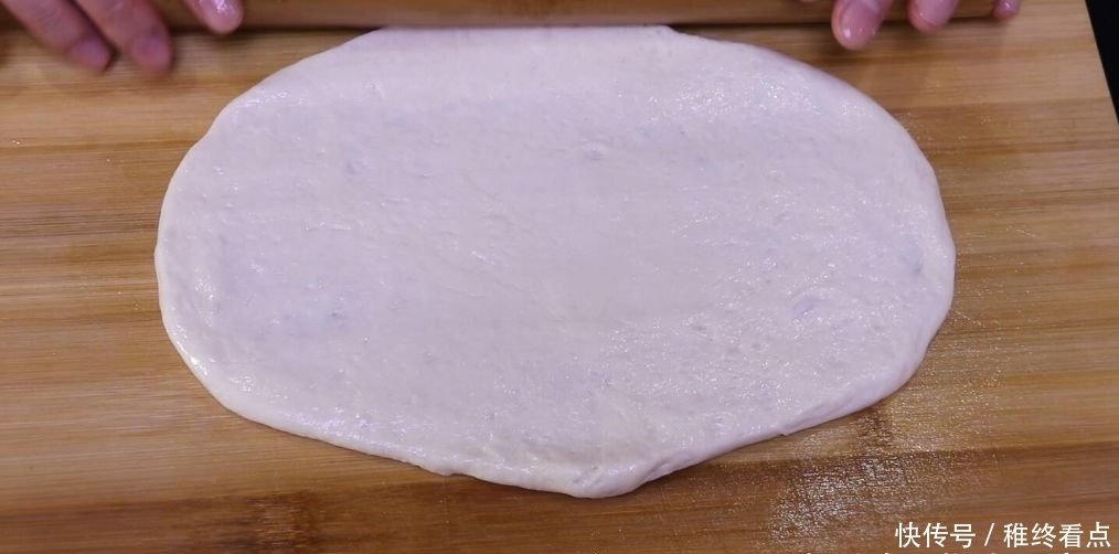这是椒盐酥饼的做法,咸香可口,外皮超酥,轻轻一碰就掉渣