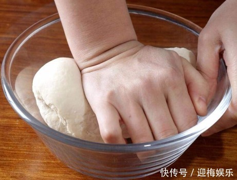 在家自制烧饼,和面有讲究,面要软油酥要香,比早餐店卖的还好吃