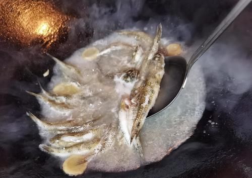 只需4个小技巧，教你做出鱼身完整，汤质雪白的营养鱼汤