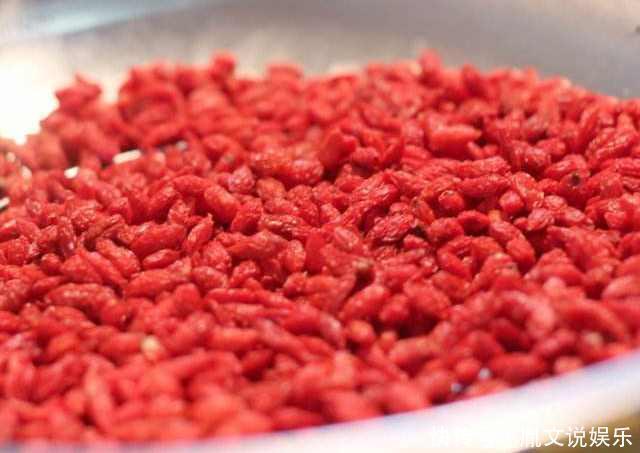 感冒发烧|枸杞子虽然好, 但吃错了就等于白吃, 这2类人最好别碰