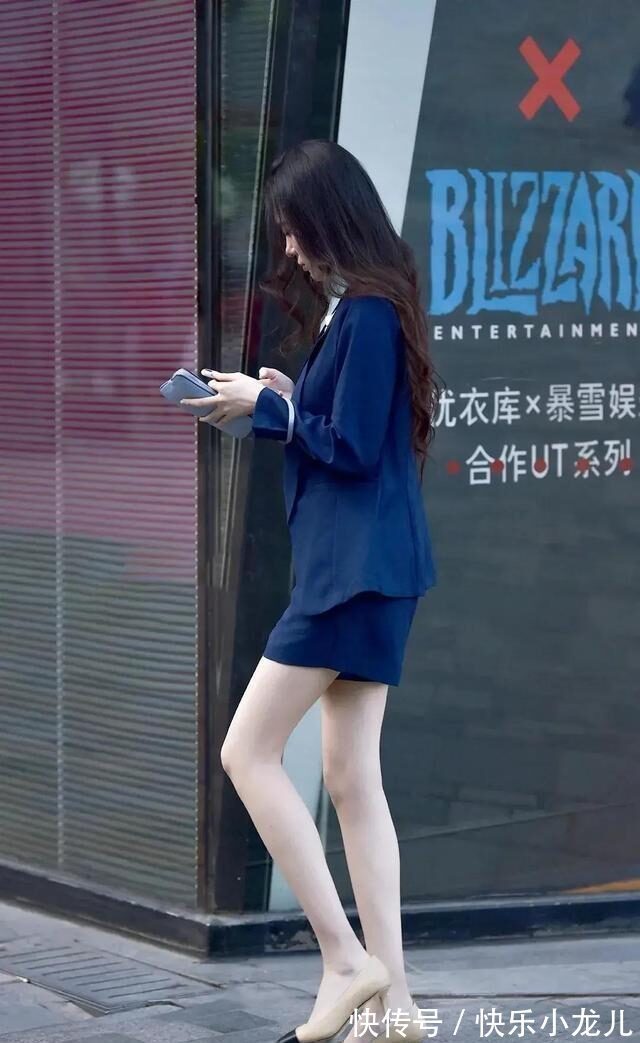 丝袜 清秀可人的瑜伽裤美女,换上了富有设计感的裙型,笑容甜美