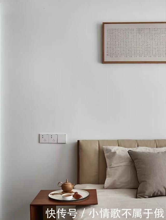 实用|快扔掉床头柜，老土又占地，现在年轻人卧室都这样装，美观更实用！